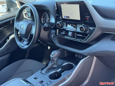 Used 2025 Toyota Highlander LE image 12