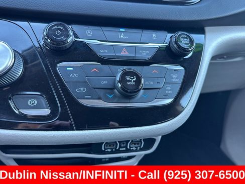Used 2022 Chrysler Pacifica Touring-L FWD image 28