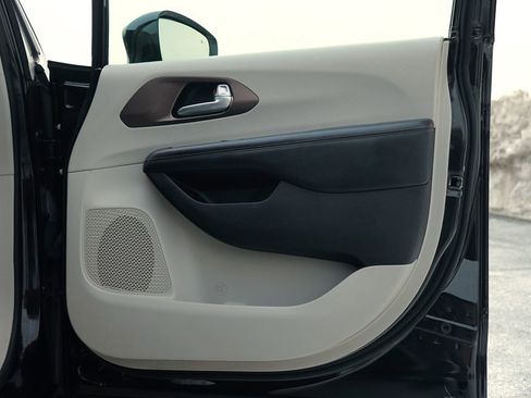 Used 2018 Chrysler Pacifica Touring-L image 29