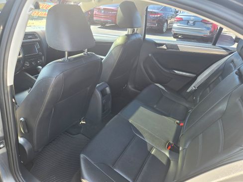 Used 2017 Volkswagen Jetta SE FWD image 9