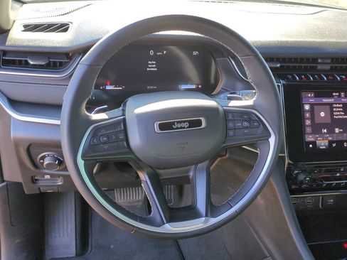 Used 2023 Jeep Grand Cherokee Altitude image 16