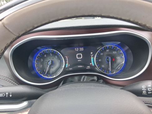 Used 2017 Chrysler Pacifica Limited w/ UConnect Theater Package FWD image 9