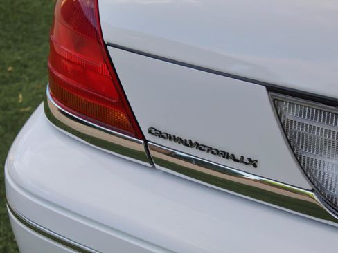 Used 1999 Ford Crown Victoria LX RWD image 28
