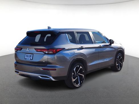 Used 2024 Mitsubishi Outlander SE image 3