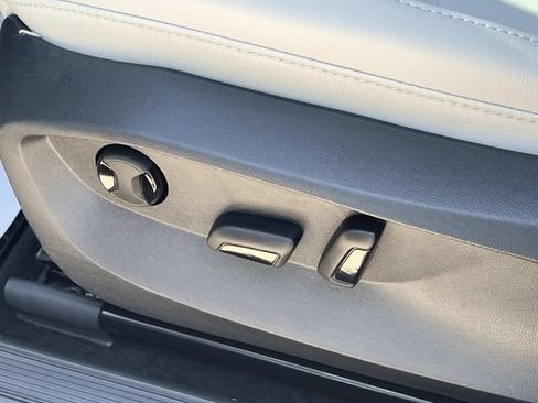 New 2026 Volkswagen Taos SE FWD image 13