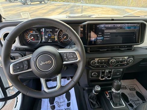Used 2025 Jeep Wrangler Unlimited Sahara AWD/4WD image 5