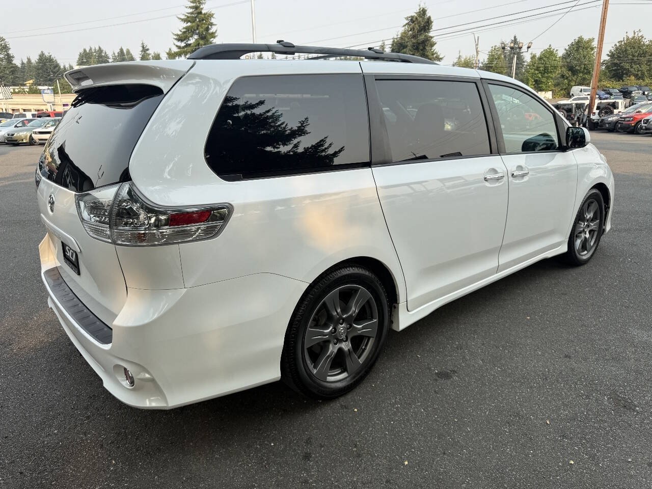 Used 2017 Toyota Sienna SE Premium FWD image 4