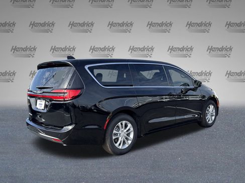 New 2026 Chrysler Pacifica Select image 8