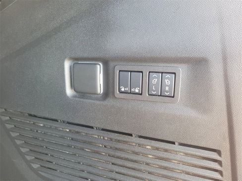 Certified 2024 Chevrolet Suburban High Country image 11