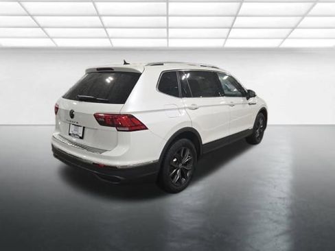 Used 2023 Volkswagen Tiguan SE w/ Panoramic Sunroof Package image 5