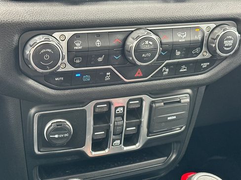 Used 2024 Jeep Wrangler Unlimited w/ Convenience Group AWD/4WD image 19