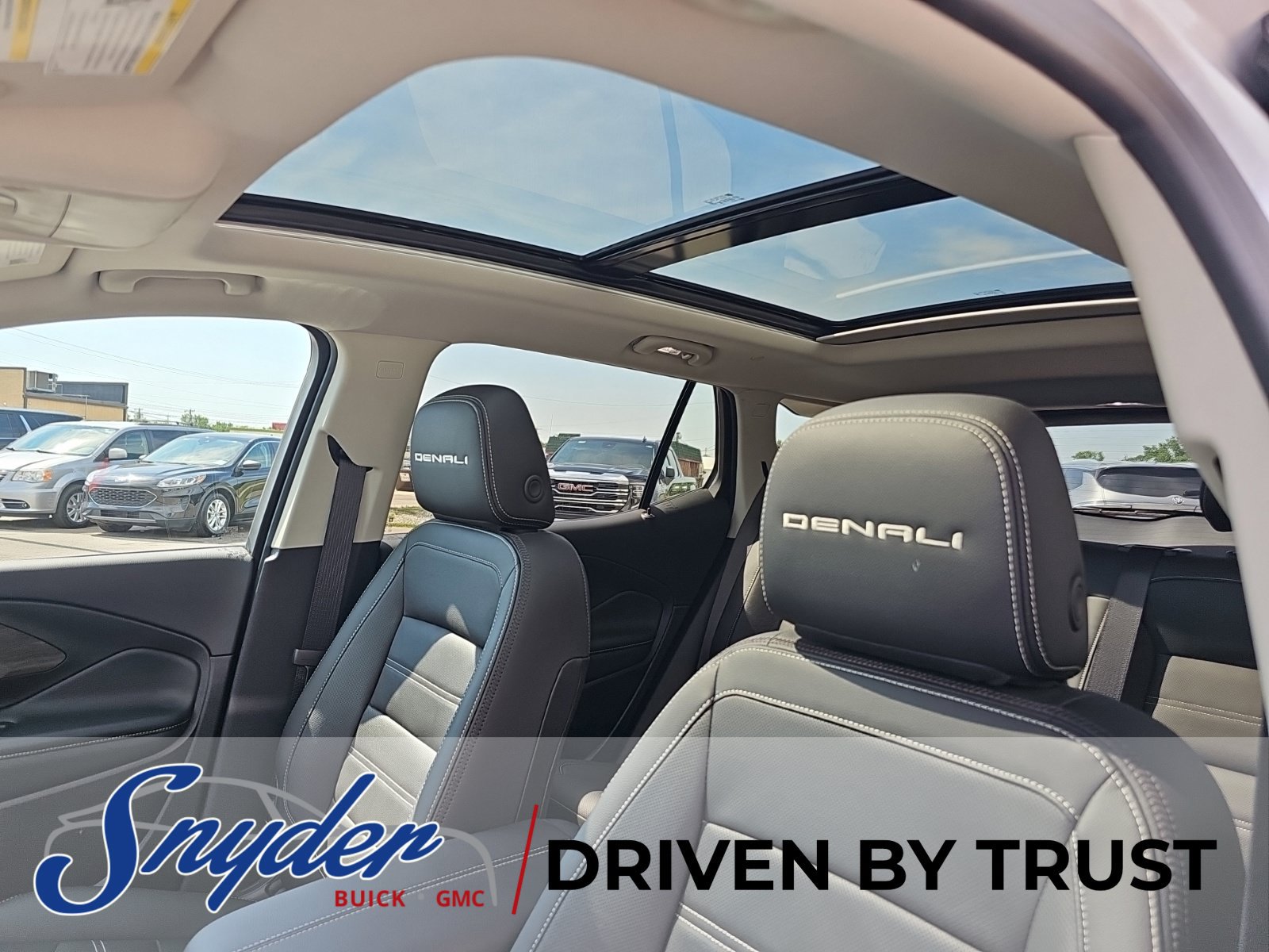 Used 2024 GMC Terrain Denali w/ Denali Premium Package AWD/4WD image 11