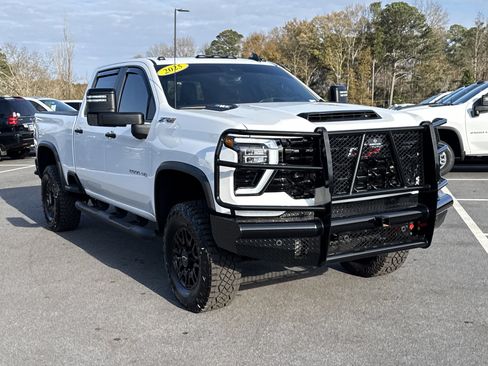 Used 2025 Chevrolet Silverado 2500 ZR2 w/ Technology Package image 6