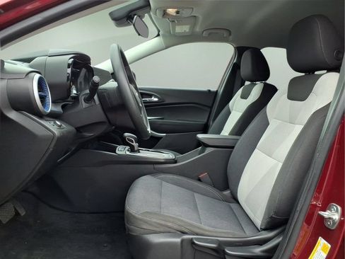 Used 2024 Chevrolet Trax LS w/ LS Convenience Package FWD image 2