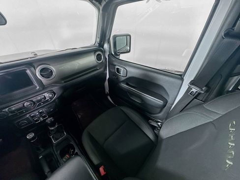 Used 2018 Jeep Wrangler Unlimited Sahara image 11