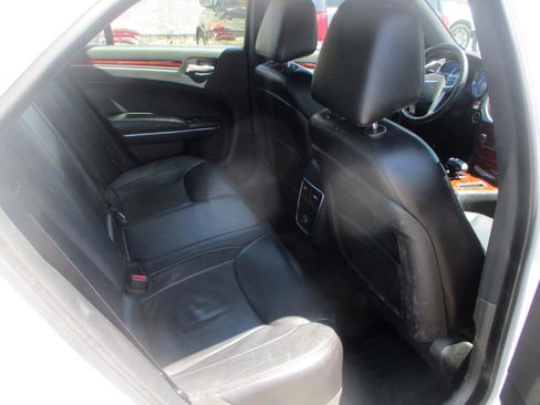 Used 2014 Chrysler 300 AWD w/ Driver Convenience Group image 8