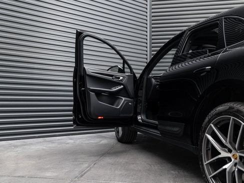 Certified 2025 Porsche Macan image 13