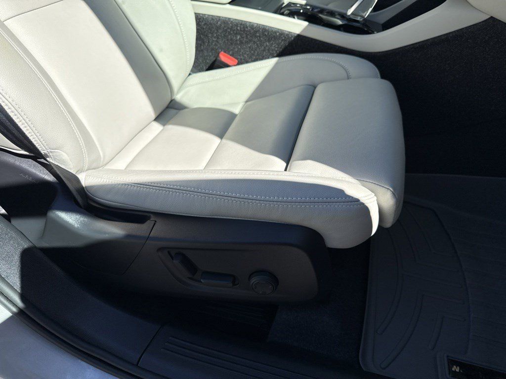 Used 2025 Volvo XC40 B5 Plus AWD/4WD image 35
