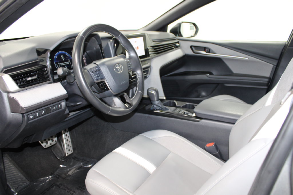 Used 2025 Toyota Camry SE FWD image 13