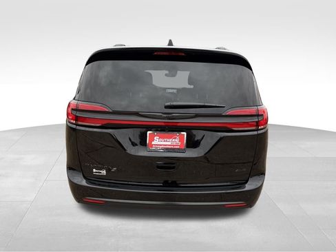 New 2026 Chrysler Pacifica Select image 4