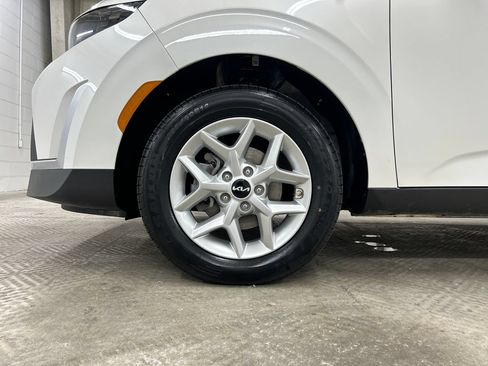 Used 2025 Kia Soul LX w/ LX Technology Package FWD image 13