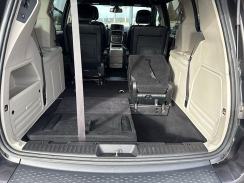 Used 2020 Dodge Grand Caravan SXT image 26
