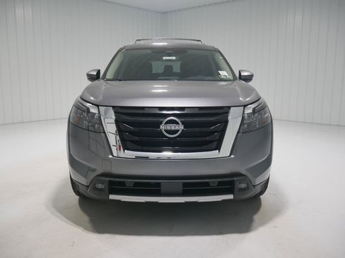 New 2025 Nissan Pathfinder SL image 2