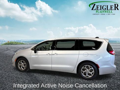 Used 2024 Chrysler Pacifica Limited FWD image 4