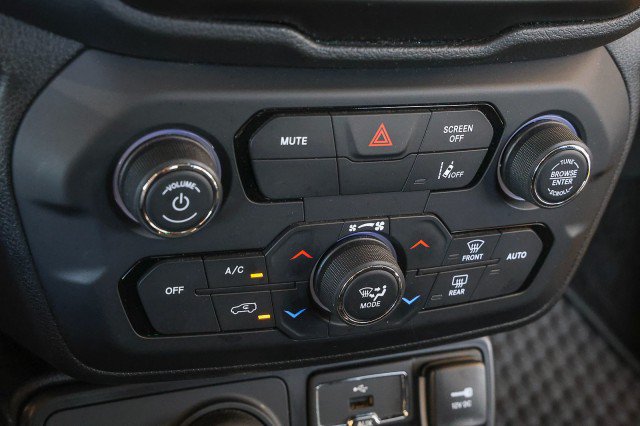 Used 2023 Jeep Renegade Latitude AWD/4WD image 18