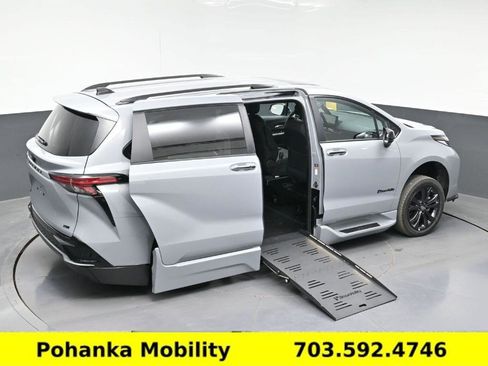 Used 2026 Toyota Sienna XSE FWD image 16