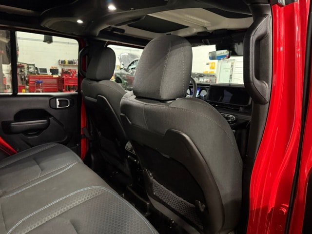 Used 2024 Jeep Wrangler Unlimited Rubicon 4xe w/ Technology Group AWD/4WD image 14