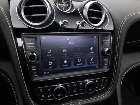 Used 2017 Bentley Bentayga image 30