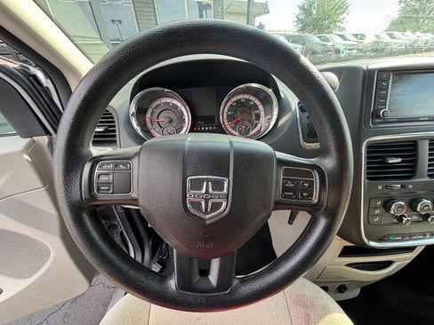 Used 2018 Dodge Grand Caravan SE w/ UConnect Hands-Free Group FWD image 8