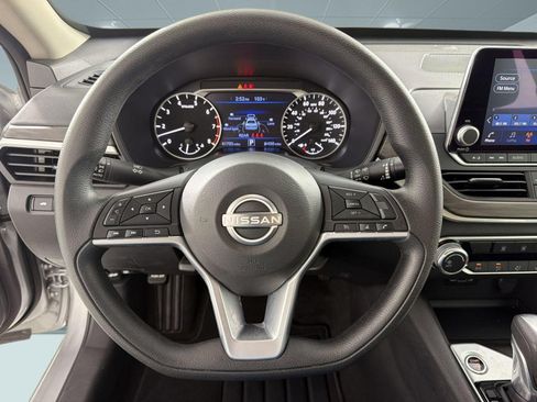 Used 2025 Nissan Altima 2.5 SV FWD image 11
