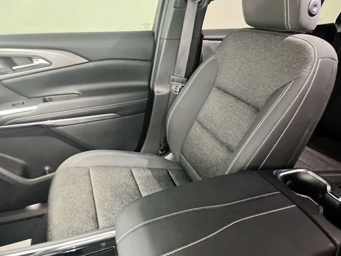 Used 2025 Chevrolet Traverse LT FWD image 11