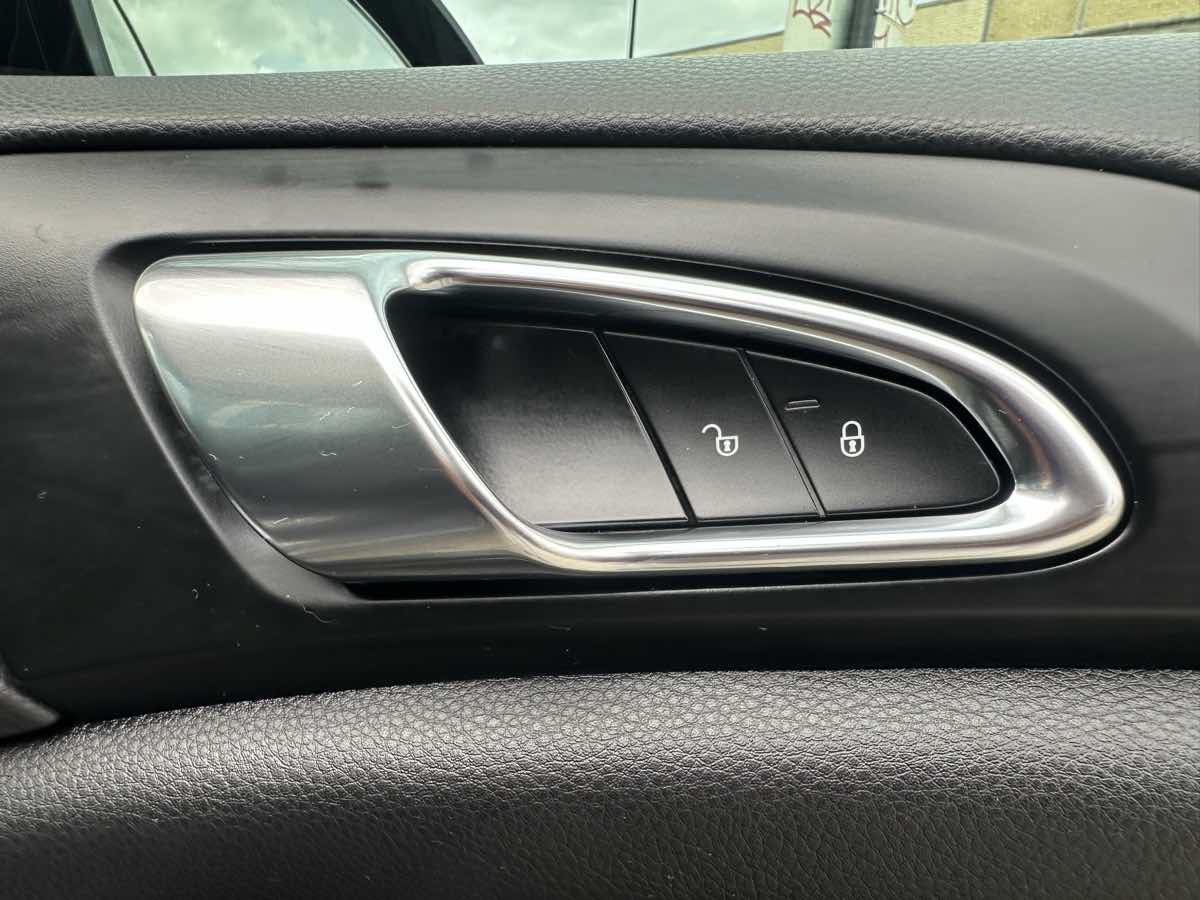 Used 2017 Porsche Cayenne AWD/4WD image 32