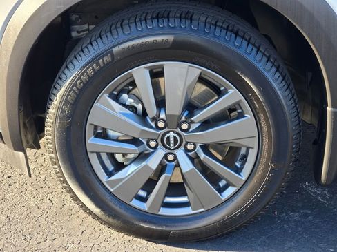 Used 2022 Nissan Pathfinder SV image 9