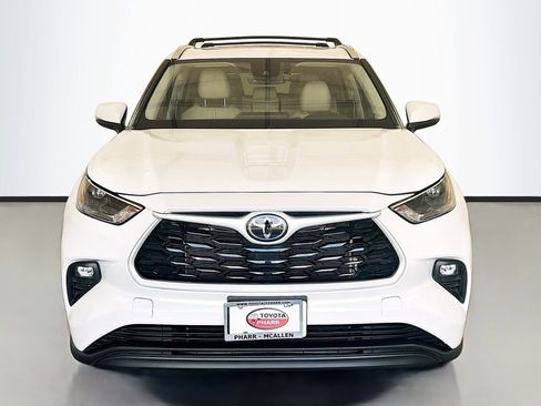 Used 2023 Toyota Highlander XLE FWD image 2