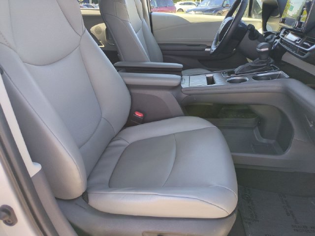 Used 2022 Toyota Sienna XLE FWD image 28