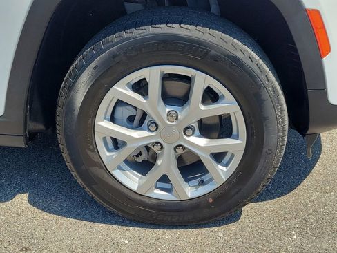 Used 2023 Jeep Grand Cherokee Limited image 7