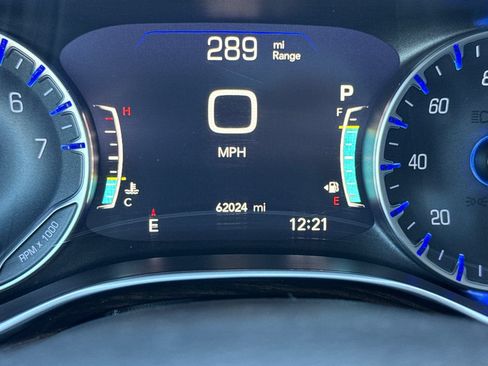 Used 2023 Chrysler Pacifica Limited FWD image 32