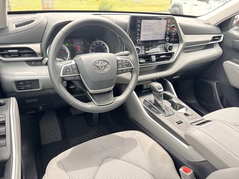 Used 2022 Toyota Highlander LE FWD image 22