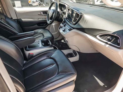 Certified 2023 Chrysler Pacifica Touring-L FWD image 15