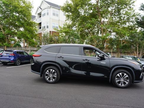 Used 2021 Toyota Highlander XLE AWD/4WD image 3