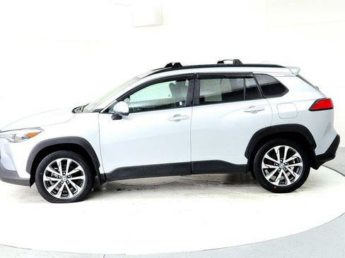 Used 2022 Toyota Corolla Cross XLE w/ Convenience Package AWD/4WD image 3