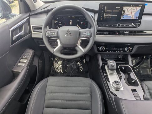 New 2025 Mitsubishi Outlander SE image 17