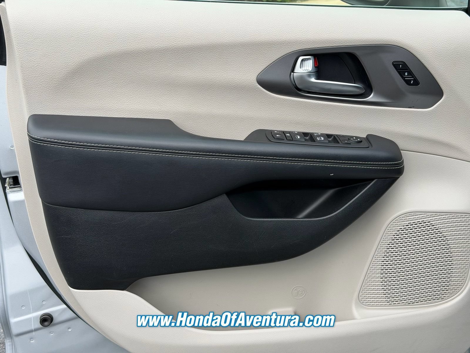 Used 2023 Chrysler Pacifica Touring-L FWD image 21