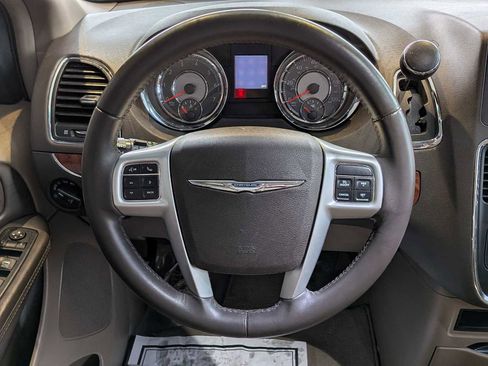 Used 2015 Chrysler Town & Country Touring image 21
