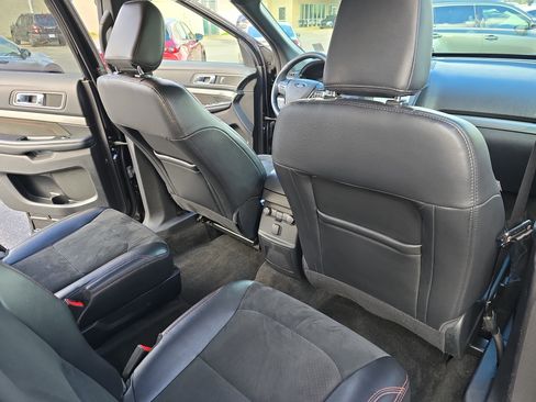 Used 2018 Ford Explorer XLT w/ Equipment Group 202A image 12