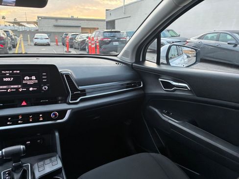 Used 2025 Kia Sportage LX image 34